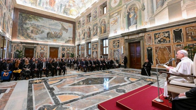 Papa Leon al XIV-lea la audiența acordată membrilor Asociației Latino-Americane a Sistemelor Private de Sănătate (Sala Clementină din Palatul Apostolic, 17 noiembrie 2025)