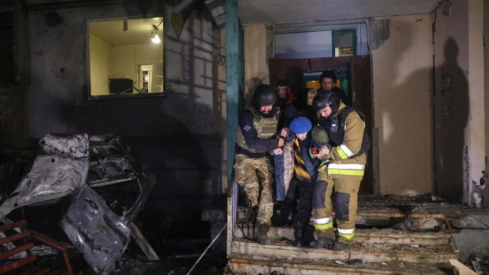 Equipes de resgate ucranianas auxiliam moradores na evacuação do local de um ataque russo a um prédio residencial de vários andares em Kharkiv, nordeste da Ucrânia, em 19 de novembro de 2025, em meio à invasão russa. Pelo menos 46 pessoas ficaram feridas, incluindo duas crianças, em Kharkiv, após as forças russas lançarem ataques noturnos com drones e mísseis em toda a Ucrânia, informou o chefe da Administração Militar de Kharkiv, Oleg Synegubov. EPA/SERGEY KOZLOV   (ANSA)