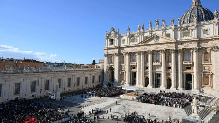 संत पेत्रुस महागिरजाघर और उसका प्राँगण