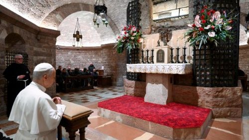 Le&oacute; p&aacute;pa a b&eacute;k&eacute;&eacute;rt im&aacute;dkozott Assisi Szent Ferenc s&iacute;rj&aacute;n&aacute;l: a vil&aacute;g a rem&eacute;ny jeleit keresi