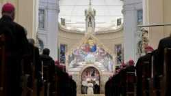 Porciunkulas priekšā Marijas Eņģeļu Karalienes bazilikā Asīzē pāvests uzrunā Itālijas bīskapus