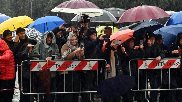 La gente sotto gli ombrelli saluta Papa Leone XIV