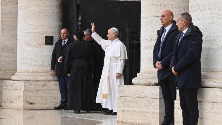 Pave Leo ved ankomsten til basilikaen Santa Maria degli Angeli.
