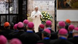 असीसी में इतालवी धर्माध्यक्षों से मुलाकात करते संत पापा लियो 14वें