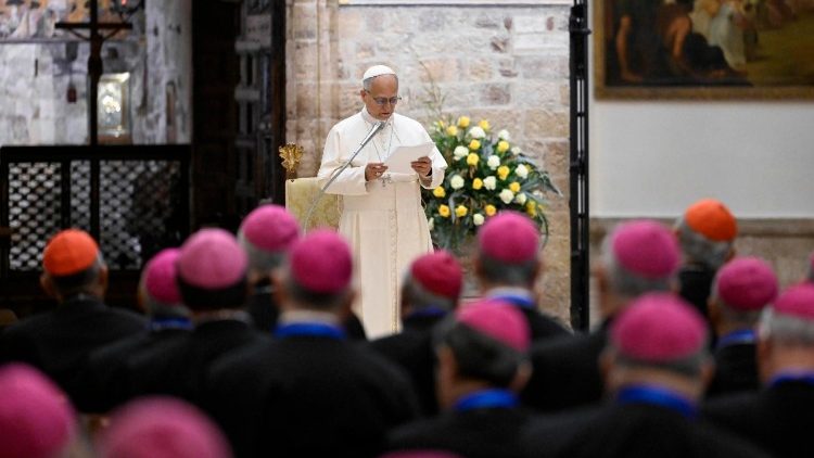 असीसी में इतालवी धर्माध्यक्षों से मुलाकात करते संत पापा लियो 14वें