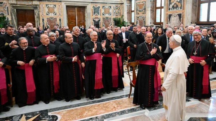 ரோமன் ரோட்டா அமைப்பின் உறுப்பினர்களுடன் திருத்தந்தை 