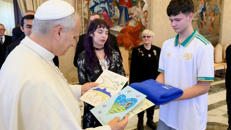 Падчас сустрэчы Льва  XIV з украінскай дэлегацыяй, у якую ўвайшлі дзеці, вернутыя з Расіі 