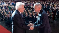 Il presidente Mattarella con il fondatore del Cuamm, don Dante Carraro