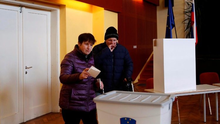 Elettori sloveni ai seggi per il referendum sul fine vita