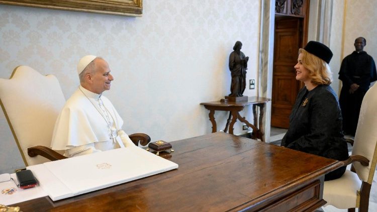 Pāvests Leons XIV tiekas ar Latvijas Republikas premjerministri Eviku Siliņu