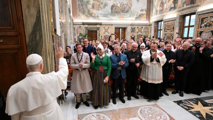 लातवियाई तीर्थयात्रियों के साथ संत पापा लियो 14वें