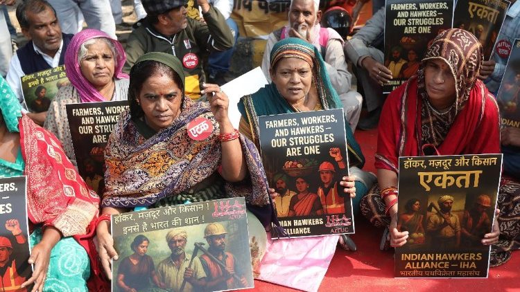 புதிதாக அமல்படுத்தப்பட்ட தொழிலாளர் சட்டத் திருத்தங்களுக்கு எதிர்ப்பு தெரிவித்த மக்கள் 