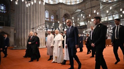 El Papa en la Mezquita Azul de Estambul, en recogimiento y escucha