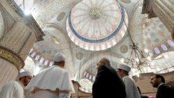 Papst Leo vor einer Woche zu Besuch in der Blauen Moschee von Istanbul