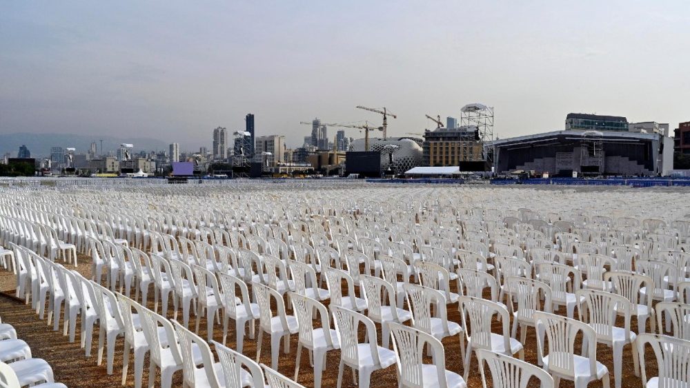 Operários preparam o palco na orla do centro de Beirute para a missa que será celebrada pelo Papa Leão XIV durante sua visita, em Beirute, Líbano, em 29 de novembro de 2025. O Papa tem visita agendada ao país de 30 de novembro a 2 de dezembro de 2025, como parte de sua primeira viagem apostólica ao exterior. EPA/WAEL HAMZEH