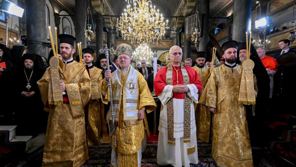 Papa Leon al XIV-lea și Patriarhul ecumenic Bartolomeu la Biserica Patriarhală "Sfântul Gheorghe", din cartierul Fanar, în Istanbul
