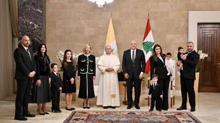 Leó pápa a libanoni államfő, Joseph Aoun és családja körében az elnöki palotában