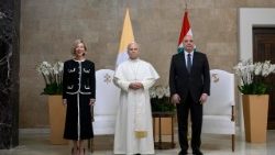 लेबनान में संत पापा देश के राष्ट्रपति और प्रथम  महिला संग