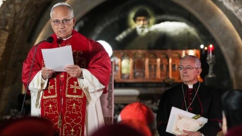 El Papa reza sobre la tumba de San Charbel: que proteja al Líbano y a su pueblo