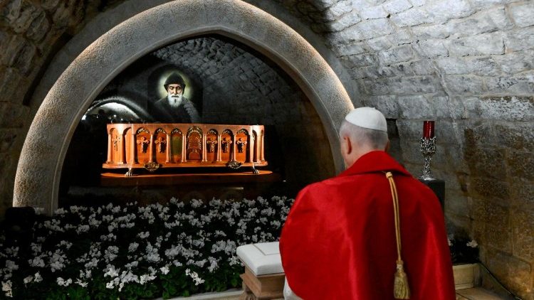 Il Papa alla tomba di San Charbel, il Padre Pio del Libano