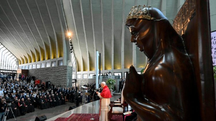 A Libanoni Miasszonyunk kitárja a karját mindenki felé   