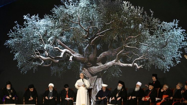 El Pontifice mientras pronuncia su discurso en el Encuentro ecuménico e interreligioso en Beirut