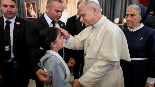 Le Pape à l’hôpital de la Croix: «Nous ne pouvons pas oublier les plus fragiles»