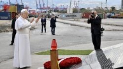 Il Papa prega al porto di Beirut, nel 2020 l'esplosione