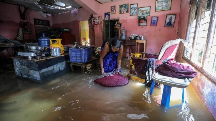 श्रीलंका में चक्रवात के कारण स्थिति खराब