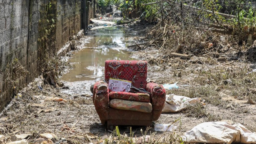 Uma poltrona danificada pela enchente, abandonada em uma rua lamacenta e alagada após fortes inundações em um subúrbio de Colombo, Sri Lanka, em 3 de dezembro de 2025. De acordo com o Centro de Gerenciamento de Desastres do Sri Lanka, mais de 470 pessoas morreram e 376 estão desaparecidas em todo o país devido às enchentes causadas pelas fortes chuvas. EPA/CHAMILA KARUNARATHNE