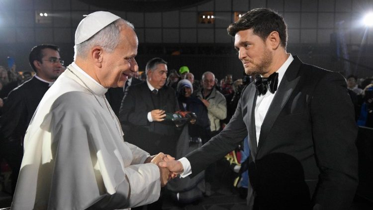 Pāvests pateicas dziedātājam Maiklam Bublē