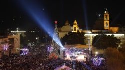 Illumination du sapin de Noël devant la basilique de la Nativité à Bethléem, le 6 décembre 2025. 