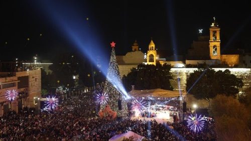Illumination du sapin de Noël devant la basilique de la Nativité à Bethléem, le 6 décembre 2025. 