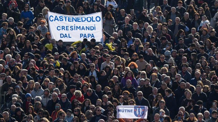 Паломники на площади Святого Петра (7 декабря 2025 г.)