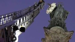 Bombeiros depositam flores nos braços de Maria na Praça de Espanha