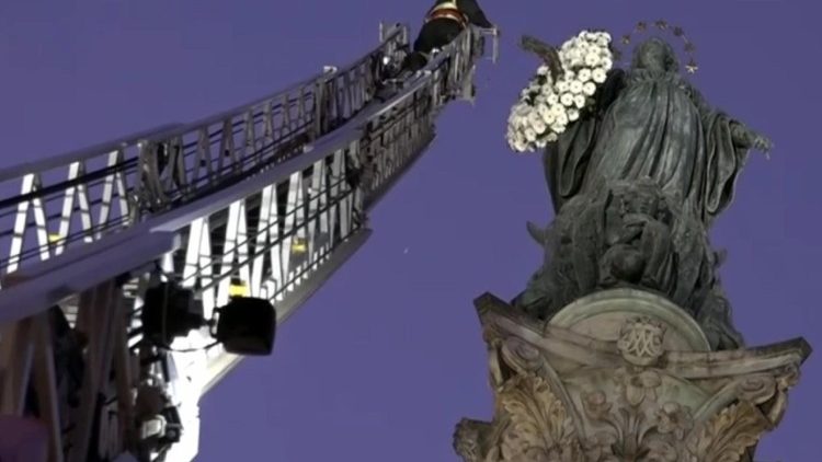 Bombeiros depositam flores nos braços de Maria na Praça de Espanha