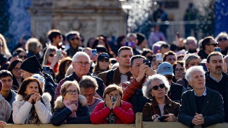 Паломники на площади Святого Петра (8 декабря 2025 г.)