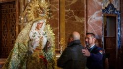 Fiéis rezam diante da Virgem de Macarena em seu retorno à Basílica de Sevilha, na Espanha, em 8 de dezembro de 2025, após quatro meses de extensa restauração estrutural. EPA/JULIO MUNOZ