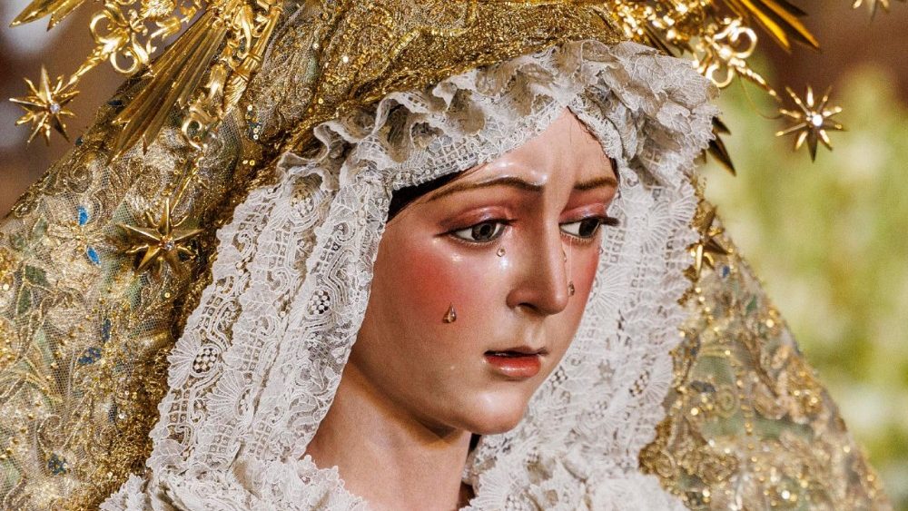 A Virgem de Macarena retornou à Basílica de Sevilha, na Espanha, em 8 de dezembro de 2025, após quatro meses de extensa restauração estrutural. EPA/JULIO MUNOZ