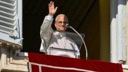 Assisi Szent Ferenc Bibliából vett áldásával köszöntötte Leó pápa a Szent Péter téren egybegyűlt híveket az Úrangyala végén