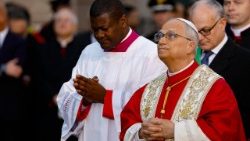 البابا: ساعِدينا يا مريم لِنَكونَ دائماً كنيسةً مَعَ النَّاسِ وبينَهُمْ، خَميرة في عَجينِ بَشريَّةٍ تَستَغيثُ طالِبةً العَدالَة والرَّجاءَ