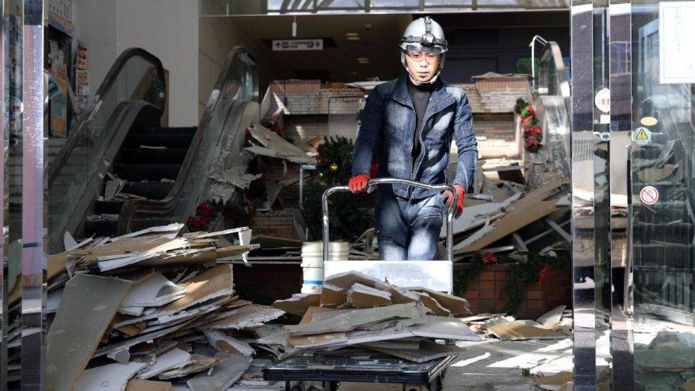 Um trabalhador limpa os destroços em um shopping center em Hachinohe, província de Aomori, nordeste do Japão, em 9 de dezembro de 2025. Um forte terremoto de magnitude 7,5 atingiu o nordeste do Japão no final da noite de 8 de dezembro de 2025, desencadeando alertas de tsunami em áreas costeiras do nordeste do Japão e Hokkaido. Mais de 30 pessoas ficaram feridas no terremoto ocorrido durante a madrugada. EPA/JIJI