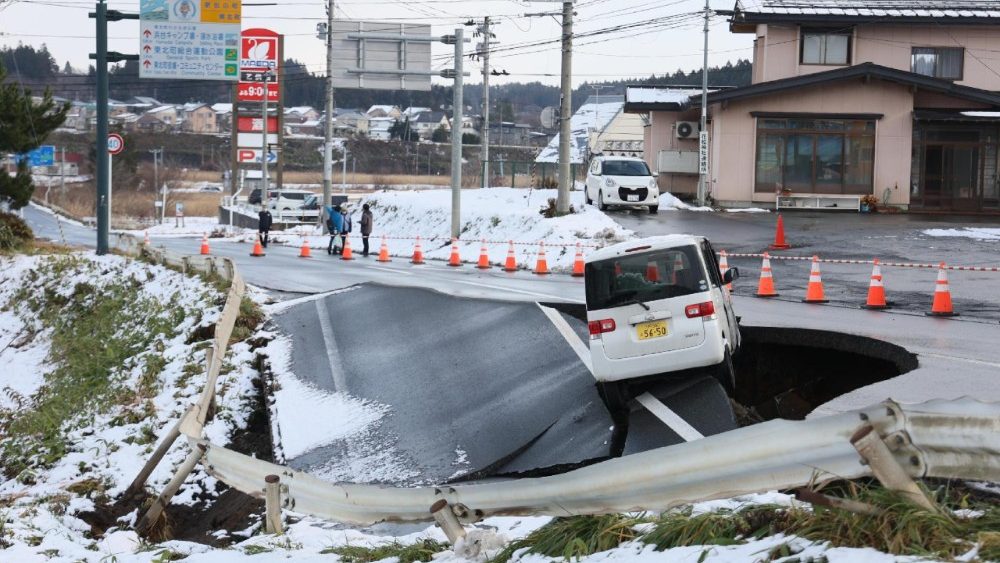 Um carro está preso em uma estrada que desabou em Tohoku, província de Aomori, nordeste do Japão, em 9 de dezembro de 2025. Um forte terremoto de magnitude 7,5 atingiu o nordeste do Japão no final da noite de 8 de dezembro de 2025, desencadeando alertas de tsunami em áreas costeiras do nordeste do Japão e Hokkaido. Mais de 30 pessoas ficaram feridas no terremoto da madrugada. EPA/JIJI PRESS JAPAN 