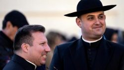 Priester auf dem Petersplatz