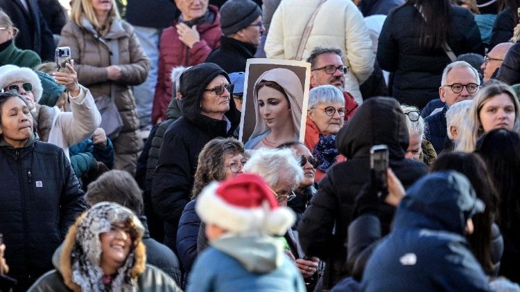 Des fidèles sur la place Saint-Pierre de Rome