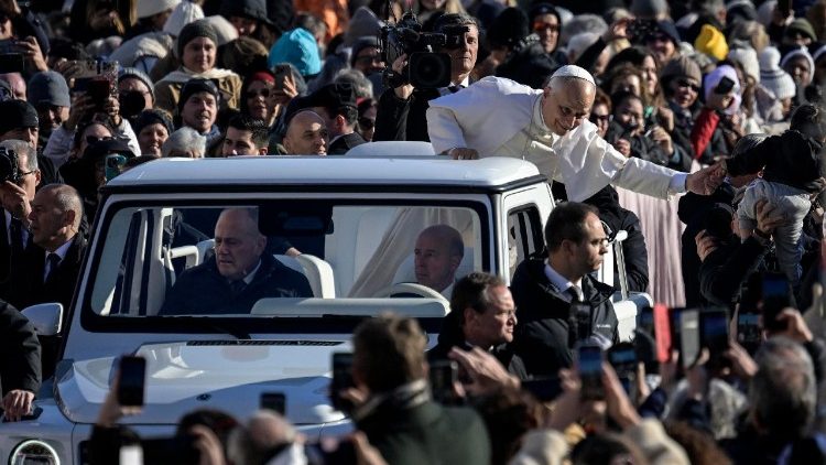 Le Pape saluant les pèlerins et fidèles sur la place Saint-Pierre