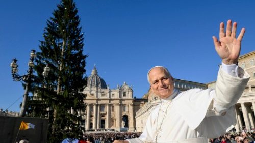 Il Papa: "A Natale evitiamo lo shopping dopante, invitiamo poveri o persone sole"