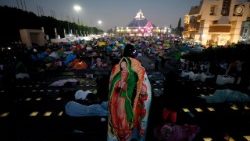 Cientos de peregrinos acuden a la Basílica de Guadalupe para encomendarse a Nuestra Señora y agradecer los bienes recibidos.