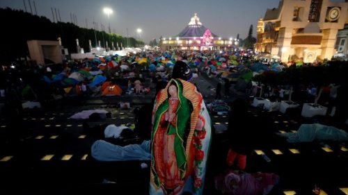 Cientos de peregrinos acuden a la Basílica de Guadalupe para encomendarse a Nuestra Señora y agradecer los bienes recibidos.