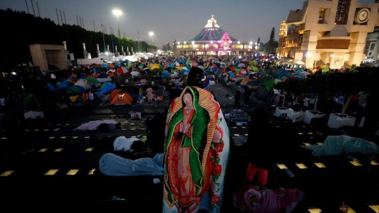 Cientos de peregrinos acuden a la Basílica de Guadalupe para encomendarse a Nuestra Señora y agradecer los bienes recibidos.